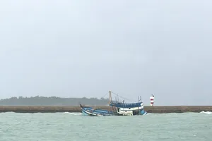 Cận cảnh con tàu chở dầu bị chìm.