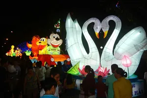 Những mô hình lồng đèn lạ mắt.