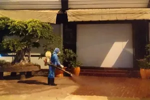 Phun thuốc khử trùng tại các khu vực liên quan đến ca bệnh nhiễm Covid-19 đầu tiên tại Bình Thuận.