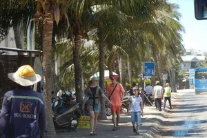 Khách nước ngoài du lịch tại Mũi Né vẫn thản nhiên ra đường nhưng không hề đeo khẩu trang.