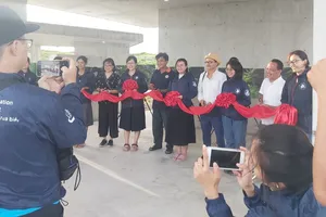 Rất đông người tham dự lễ khai trương nhưng không đeo khẩu trang để phòng dịch Covid-19