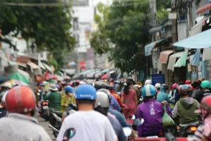 Lượng người đổ về các chợ ở TP Phan Thiết mua sắm rất đông.