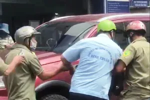 Ông D. lớn tiếng, cãi vã, gạt tay,... với lực lượng chức năng đang làm nhiệm vụ