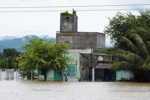 Nhiều nhà dân ở xã Tân Hải, huyện Ninh Hải bị ngập sâu trong nước.