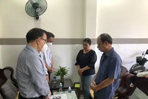 Đại diện Ban Giám hiệu Trường Đại học Nông Lâm TPHCM tới thăm hỏi, động viên gia đình anh B