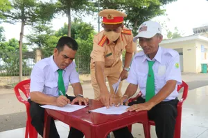 Các tài xế xe taxi đồng loạt hưởng ứng công tác tuyên truyền về tác hại rượu, bia khi tham gia giao thông.