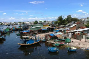 Xóm "nhà chồ" với các căn nhà tạm bợ ven sông Cà Ty sẽ được di dời khi dự án chung cư Cà Ty hoàn thành.