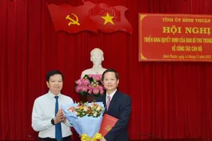 Ông Mai Văn Chính (trái) trao hoa chúc mừng Phó Bí thư Tỉnh ủy Bình Thuận Đoàn Anh Dũng. 