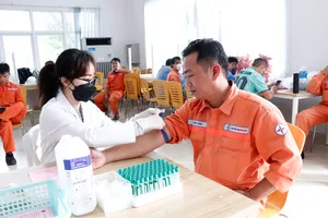 Cán bộ, người lao động Công ty Nhiệt điện Vĩnh Tân tham gia hiến máu 