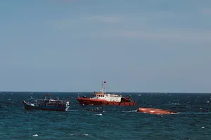 Lục lượng chức năng và tàu cá của ngư dân tìm kiếm thuyền viên mất tích