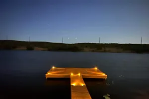 Cây cầu dẫn ra điểm check in hồ nước thuộc thắng cảnh Bàu Trắng bị buộc tháo dỡ