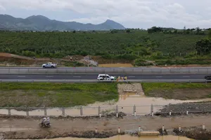 Hiện tại, nước lũ tràn về dâng cao hơn miệng cống ngang tại Km 25 của cao tốc Phan Thiết - Dầu Giây