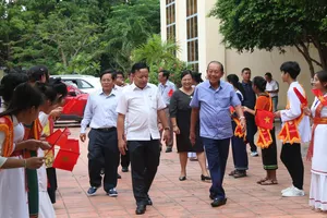 Nguyên Phó Thủ tướng Thường trực Trương Hòa Bình tham dự lễ trao học bổng cho học sinh Ninh Thuận