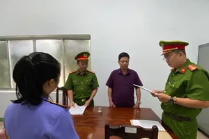 Tống đạt quyết định khởi tố bị can Vũ Văn Quân, nguyên Trưởng phòng TN-MT huyện Thuận Nam