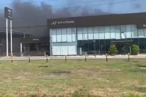 Khói đen bốc lên nghi ngút bên trong đại lý xe ô tô