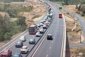 Ùn tắc tại hầm Núi Vung trên cao tốc Cam Lâm - Vĩnh Hảo