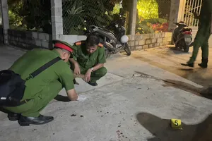 Cơ quan chức năng khám nghiệm hiện trường vụ án mạng