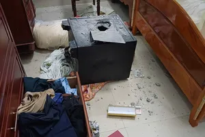 Két sắt bị đối tượng Quân cạy phá. Ảnh: Công an cung cấp