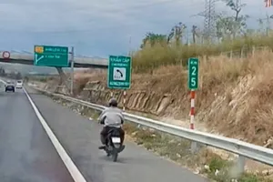 Xe máy thản nhiên chạy trên đường cao tốc Phan Thiết - Dầu Giây 