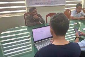 UBND phường Mũi Né làm việc với người đàn ông có hành vi chôn rác xuống bãi biển