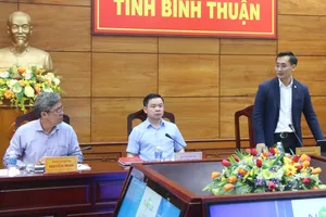 Ông Dương Văn Bắc, Tổng Giám đốc Tập đoàn Novaland báo cáo tiến độ và những khó khăn, vướng mắc về dự án NovaWorld Phan Thiết với lãnh đạo UBND tỉnh Bình Thuận