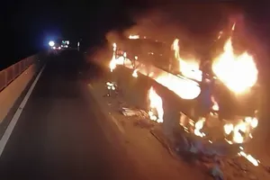 Chiếc xe khách giường nằm đang lưu thông trên đường cao tốc Vĩnh Hảo - Phan Thiết (tỉnh Bình Thuận) thì bất ngờ bốc cháy dữ dội