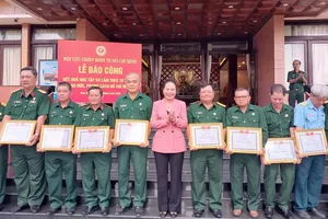 Hội Cựu chiến binh TPHCM báo công, dâng hoa Chủ tịch Hồ Chí Minh