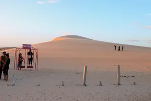 Đồi cát ở thắng cảnh Bàu Trắng được ví như "tiểu sa mạc Sahara của Việt Nam", thu hút rất đông khách du lịch