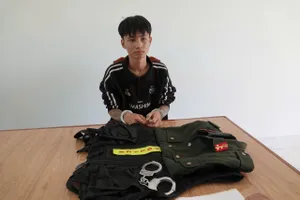 Đối tượng Nguyễn Phạm Hoàng Dương cùng bộ trang phục giống cảnh sát cơ động