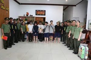 Các đối tượng mang quốc tịch Trung Quốc nhập cảnh trái phép vào Việt Nam bị trục xuất về nước. Ảnh: Công an Ninh Thuận 