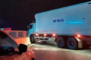 Xe tải gặp nạn chắn ngang đường,tuyến cao tốc Vĩnh Hảo - Phan Thiết kẹt xe nhiều giờ