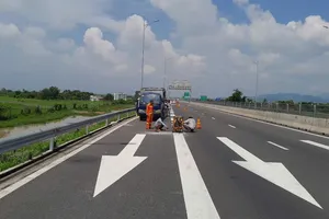 Khắc phục vạch kẻ đường trên đường cao tốc Vĩnh Hảo - Phan Thiết