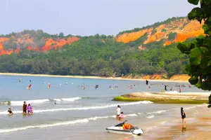 Du khách tắm biển tại bãi biển Hòn Rơm, TP Phan Thiết (tỉnh Bình Thuận)