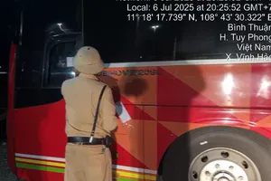 Lực lượng chức năng phát hiện tài xế điều khiển xe khách giường nằm đã bị tước bằng lái