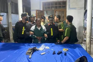 Lực lượng chức năng bắt giữ K'Văn Phước cùng tang vật