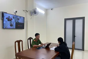 Công an tỉnh Khánh Hòa làm việc với bà H., mẹ của bé Bắp. Ảnh: Công an Khánh Hòa