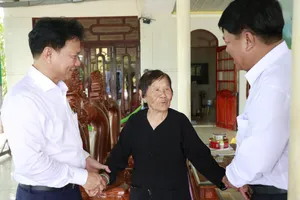 Ông Thiên Thanh Sơn, Giám đốc Công ty Nhiệt điện Vĩnh Tân và lãnh đạo địa phương thăm hỏi gia đình liệt sĩ tại xã Hòa Thắng (tỉnh Lâm Đồng)