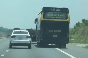 Tài xế xe khách lấn làn dừng khẩn cấp, tạt đầu xe ô tô trên đường cao tốc Phan Thiết - Dầu Giây