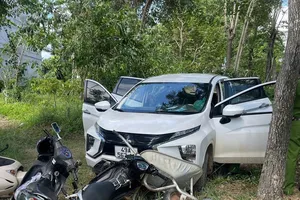 Phá cửa xe, khống chế 4 đối tượng nghi sử dụng ma túy và chống người thi hành công vụ