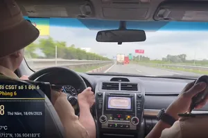 Phát loa tuyên truyền xe trọng tải lớn đi làn phải đường cao tốc 