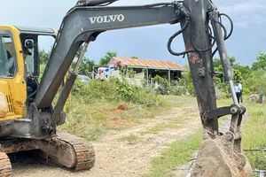 Lực lượng chức năng cưỡng chế, tháo dỡ công trình trên đất lấn chiếm khu vực đồi cát bay Mũi Né