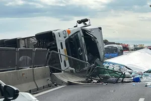 Xe tải lật nghiêng, chắn ngang một bên đường cao tốc Vĩnh Hảo - Phan Thiết