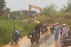 Nhiều người dân cùng phương tiện không thể di chuyển qua khu vực sạt lở
