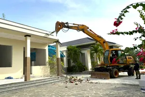 Bắt đầu cưỡng chế, phá bỏ công trình không phép trên khu đất lấn chiếm tại khu vực đồi cát bay Mũi Né