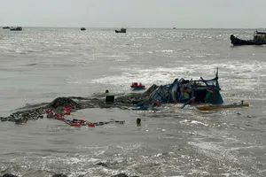 Một tàu cá bị chìm hoàn toàn tại khu vực cảng cá La Gi