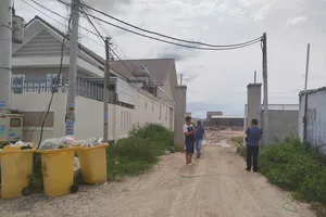 Con đường đi chung xuống biển của người dân bị xây tường, rào chắn