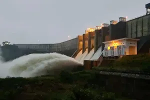 Hồ chứa lớn nhất Khánh Hòa mở 5 cửa van xả lũ