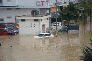 Nhiều nơi ở Khánh Hòa ngập sâu, xe ô tô chìm trong nước