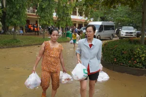 Mỗi người dân vùng lũ Khánh Hòa sẽ nhận hỗ trợ 15kg gạo