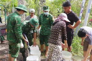 Khánh Hòa: Bộ đội tiếp tế nước sạch cho người dân vùng mưa lũ